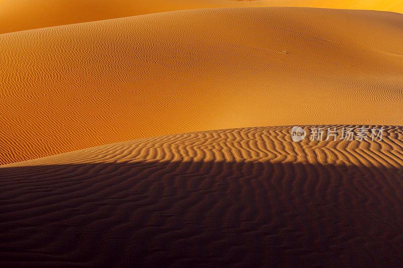 在Erg Chebbi沙漠的沙子，Merzouga，摩洛哥，北非